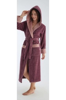 Женский махровый халат с капюшоном лилового цвета