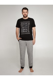 Стильна чоловіча піжама з сірими штанами на манжетах і чорної футболкою з написом