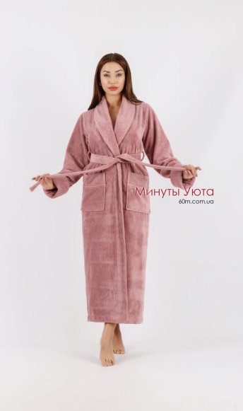 Длинный халат в нежно-розовом цвете 