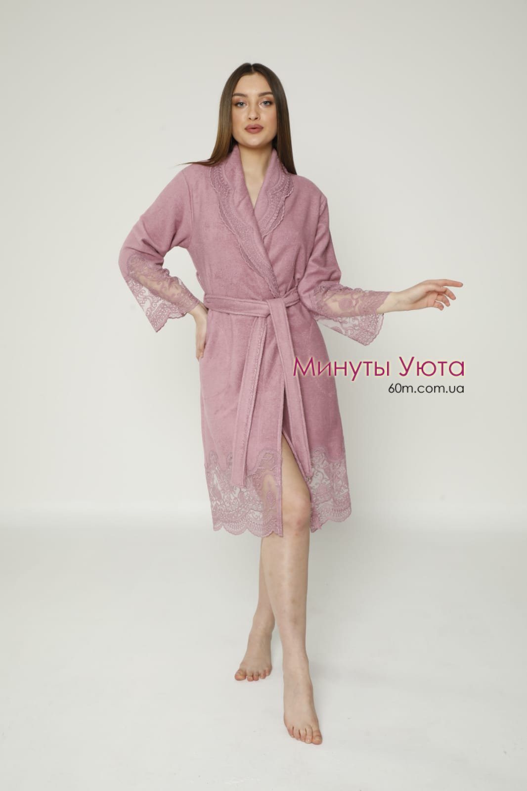 Женский халат сиреневого цвета из тонкой двухсторонней махры отделанный кружевом 
