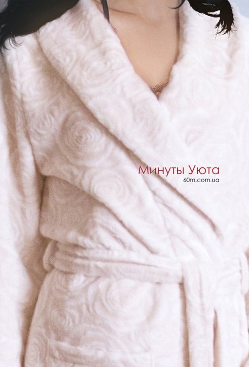 Женский плюшевый халат на запах бежевого цвета с тесненным узором  Shato