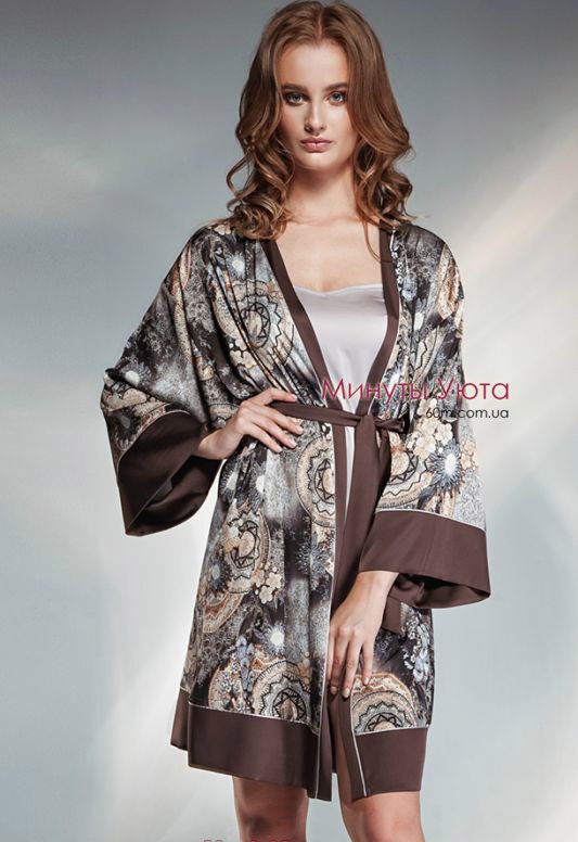 Женский короткий атласный халат коричневого цвета в оригинальный принт 