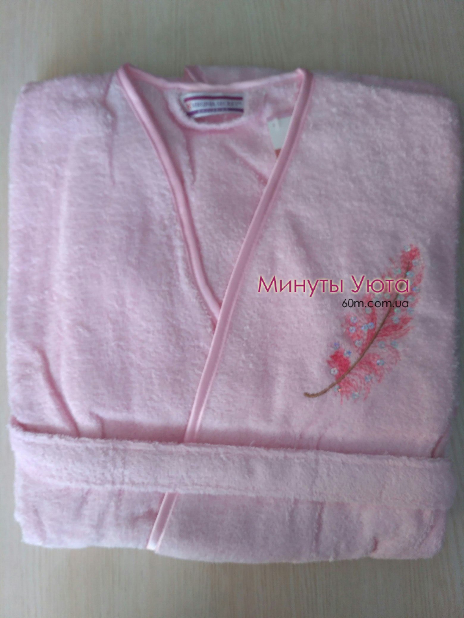 Легкий короткий халат с пером в розовом цвете 