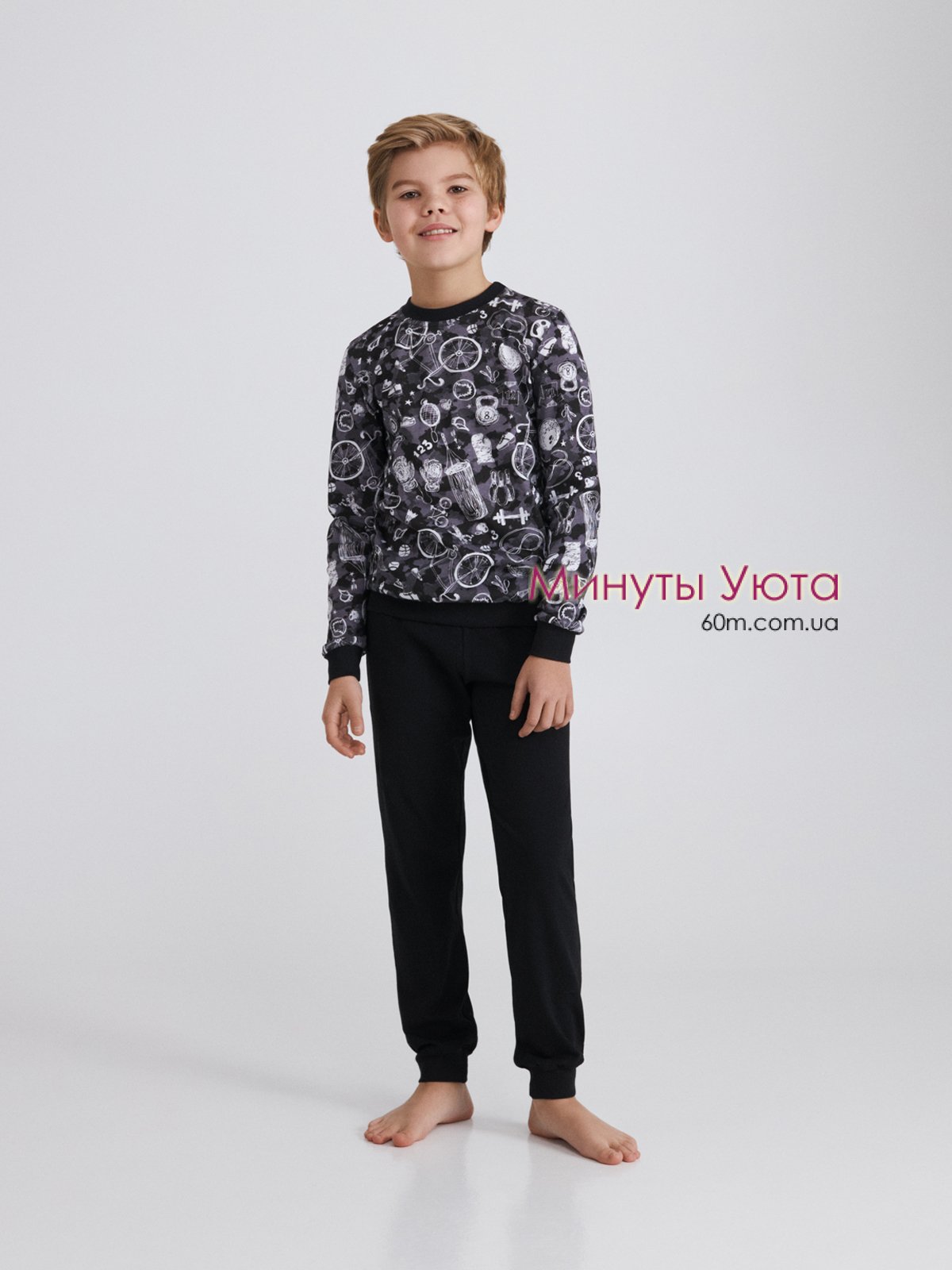 Пижама для мальчика серо-черного цвета в графический принт на свитшоте 