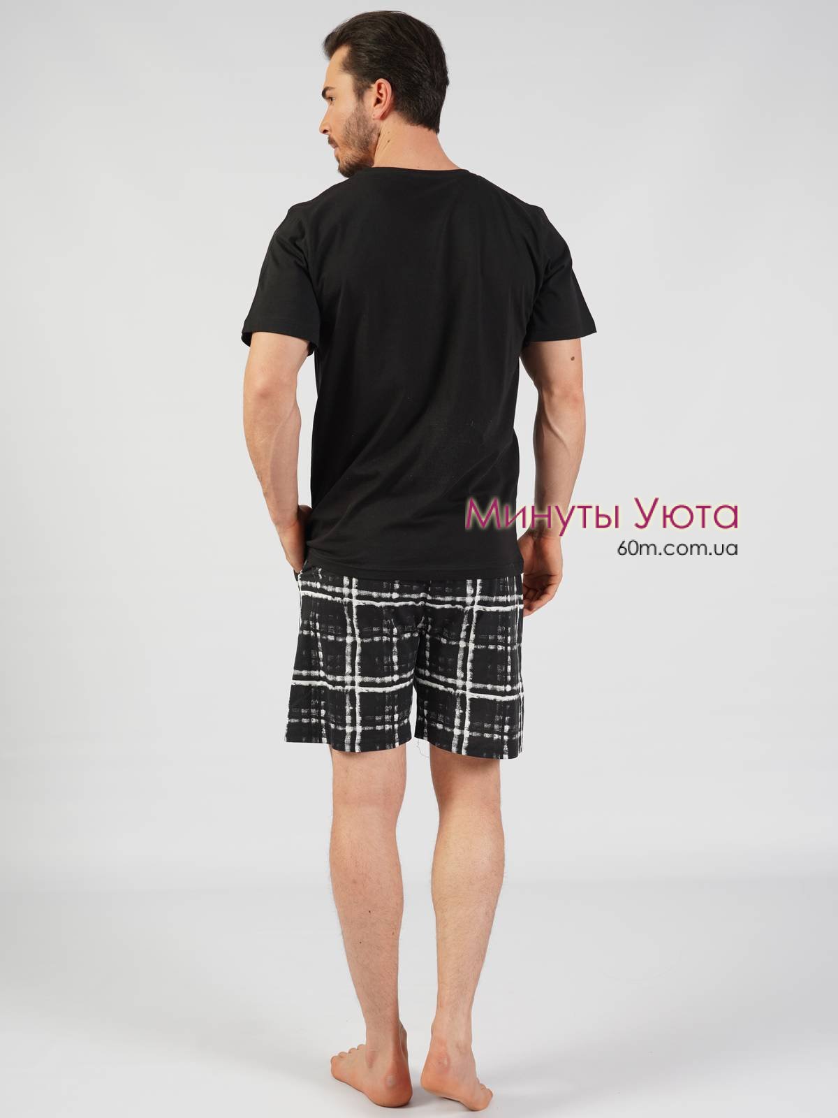 Мужская пижама черного цвета с принтом города на футболке и клетчатыми шортами 