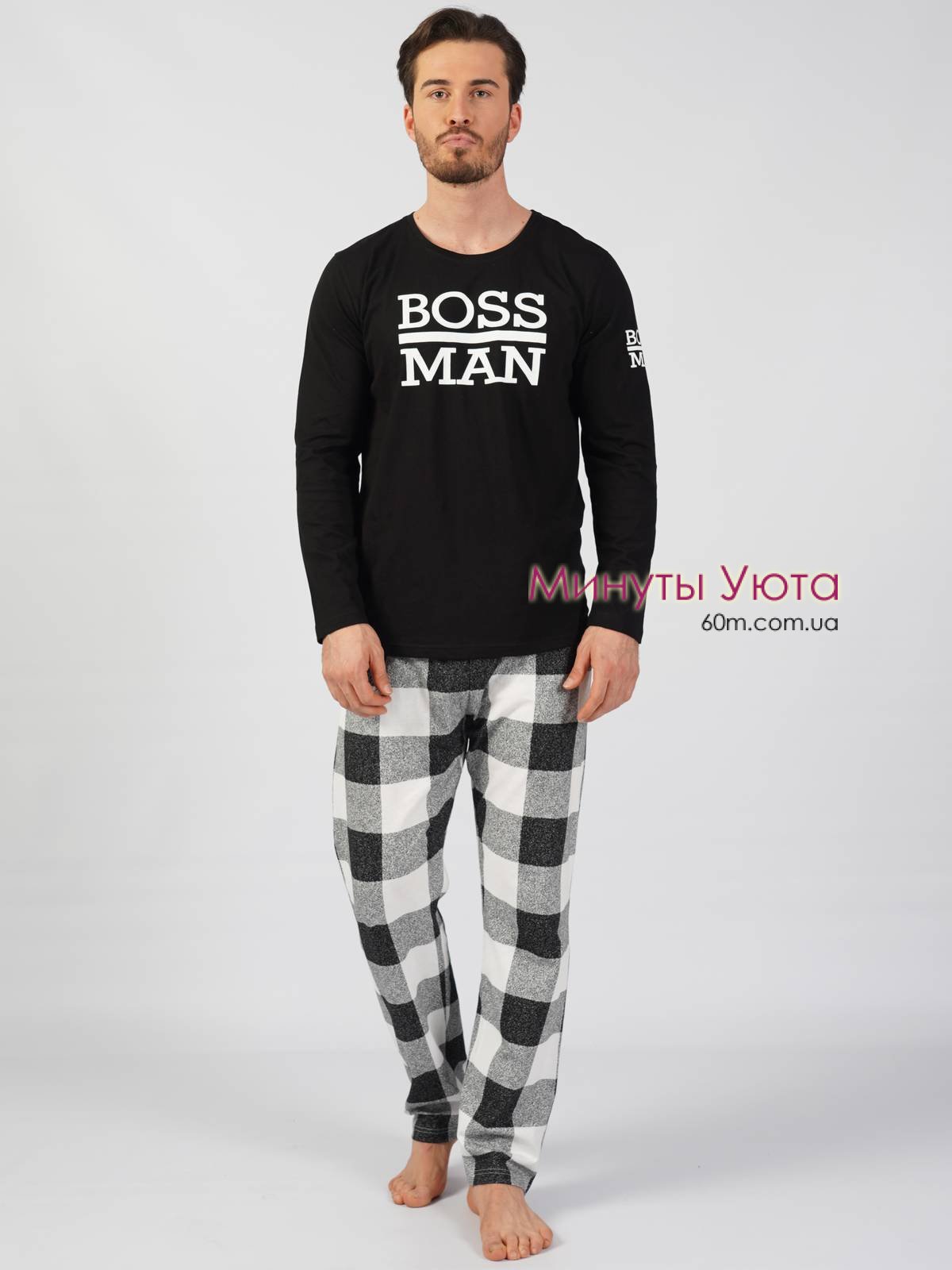 Стильная мужская пижама с брюками в клетку и черной кофтой с надписью 