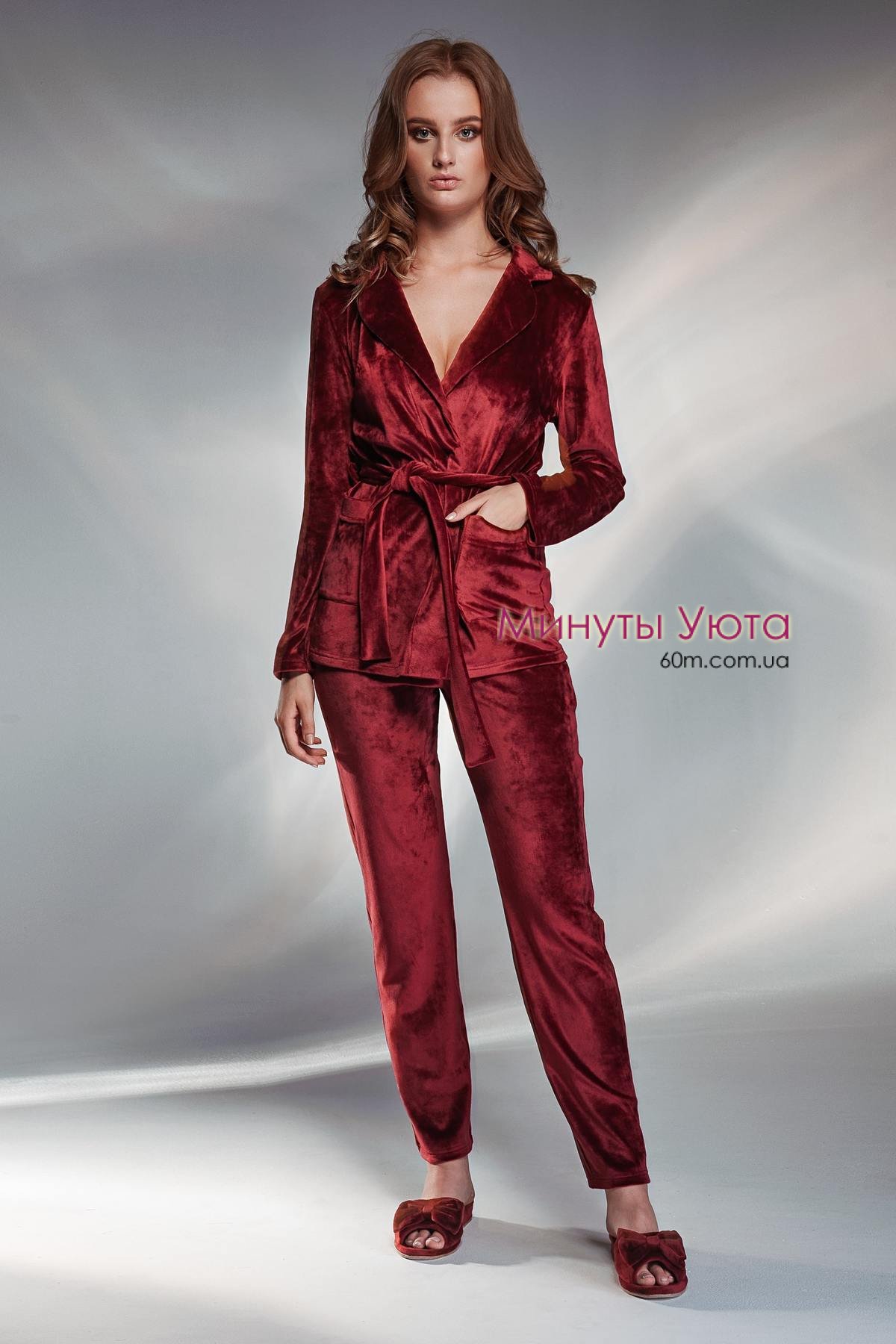 Элегантный женский домашний костюм из качественного и мягкого велюра бордового цвета 