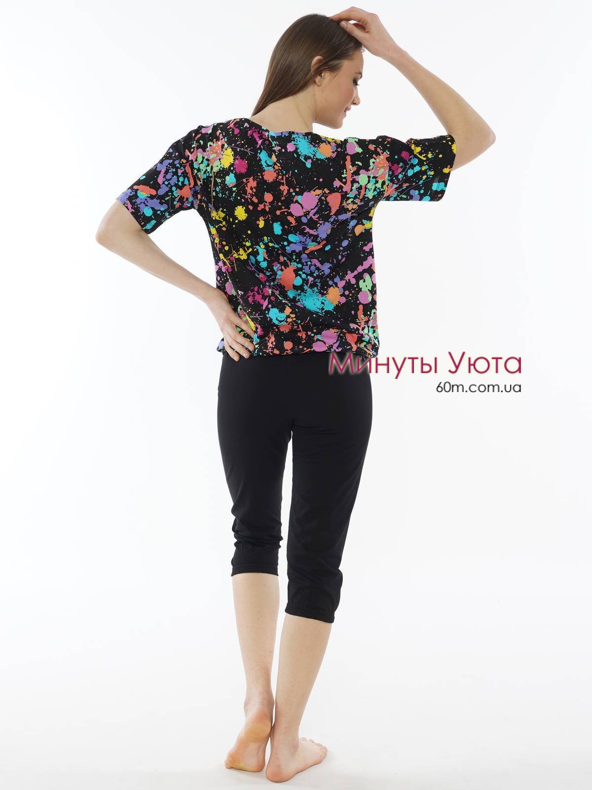Женская хлопковая пижама с футболкой в яркий принт и черными капрями Vienetta Secret