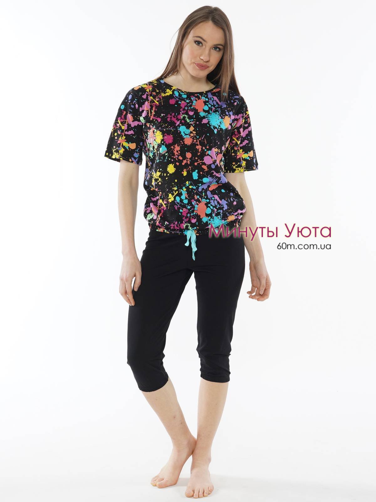 Женская хлопковая пижама с футболкой в яркий принт и черными капрями Vienetta Secret