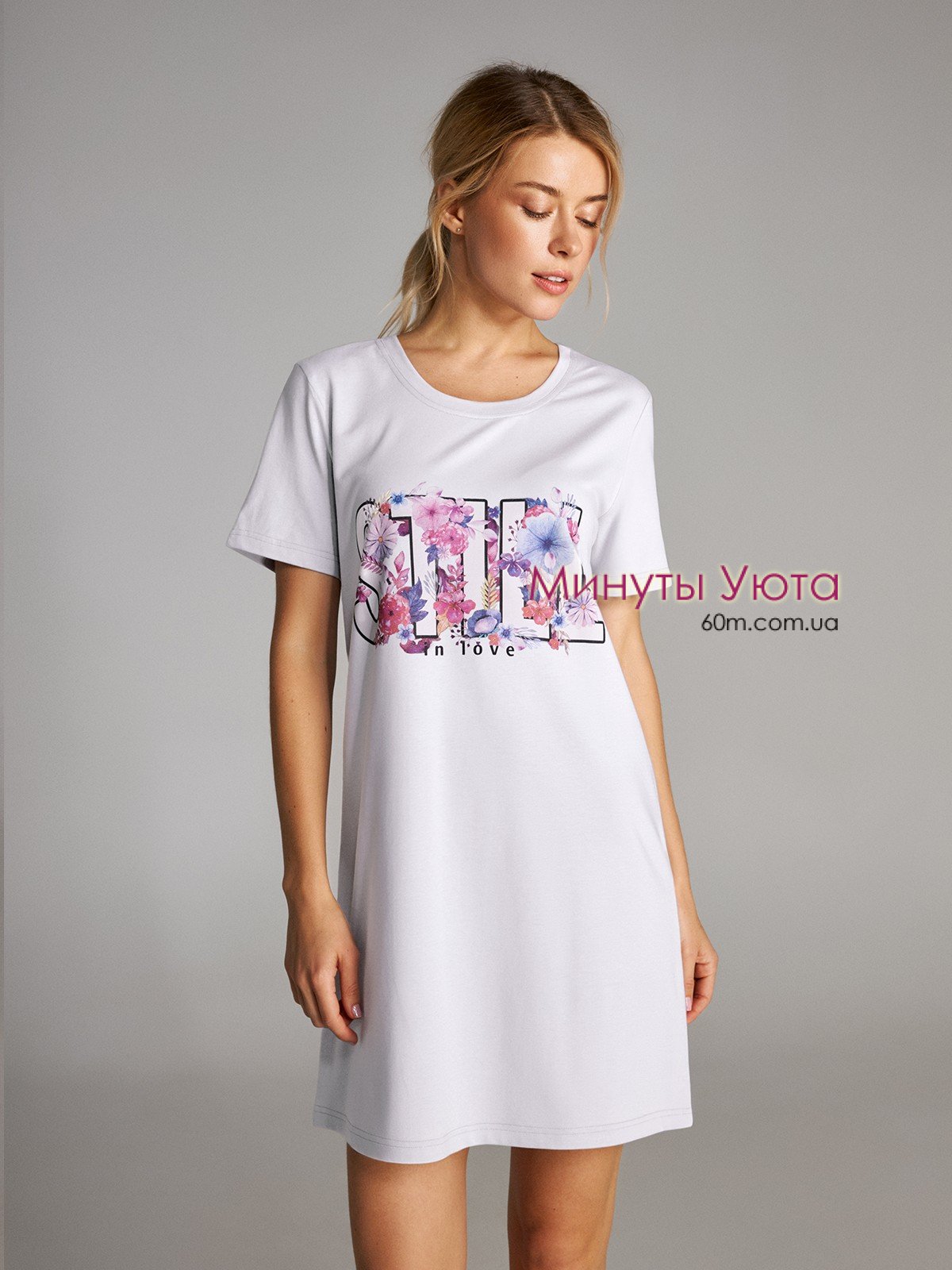 Женская сорочка-туника белого цвета с ярким цветочным принтом на груди Ellen